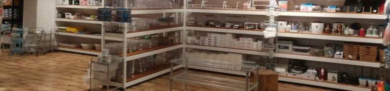 Estantes metálicas de encaixe.